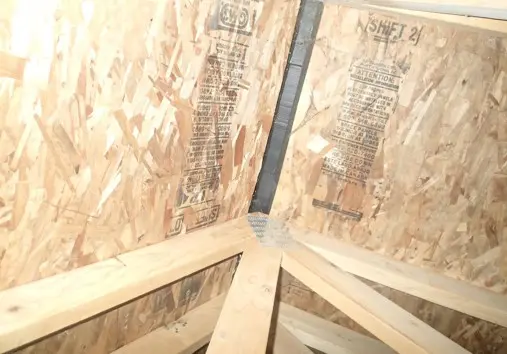 Internally baffled ridge vent